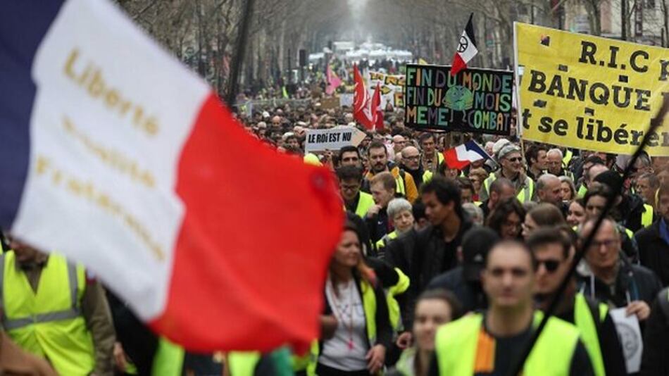 Miles de chalecos amarillos marchan en París