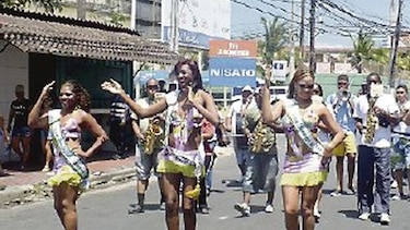 La rumba sigue: Colón se viste de carnavalitos