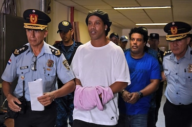 Ronaldinho sale de la cárcel de Paraguay y seguirá su proceso en un hotel