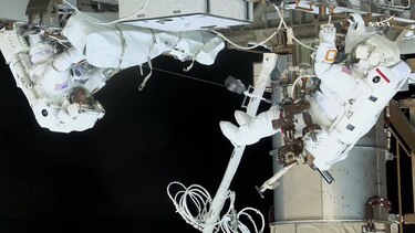 Dos mujeres astronautas de la NASA realizaron con éxito caminata espacial en la EEI