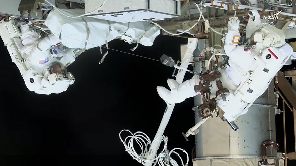 Dos mujeres astronautas de la NASA realizaron con éxito caminata espacial en la EEI