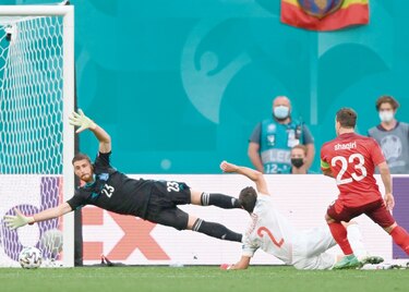 España clasifica raspando ante Suiza