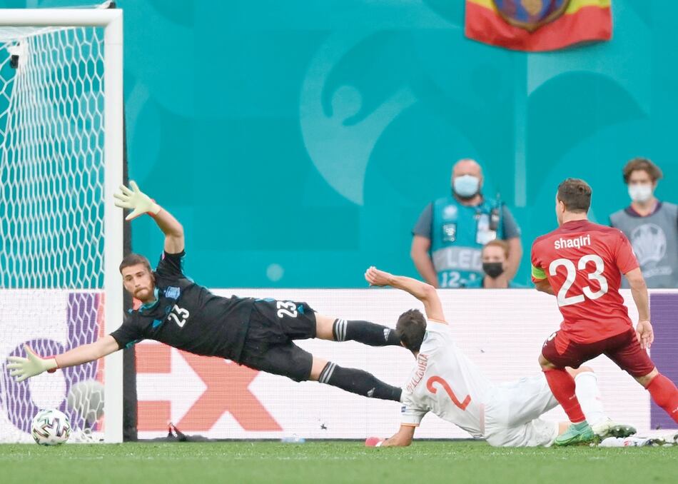 España clasifica raspando ante Suiza