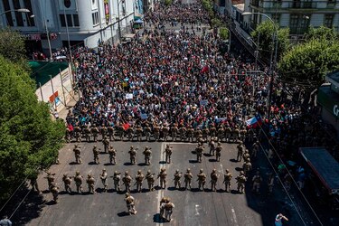 Otro día más de intensas protestas en Chile mientras presidente Piñera se juega carta política