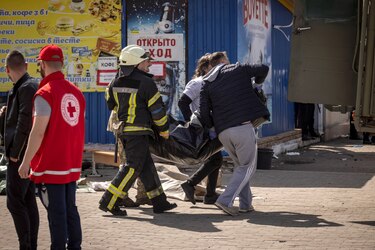 Al menos 50 civiles muertos en bombardeo de estación de tren en el este de Ucrania