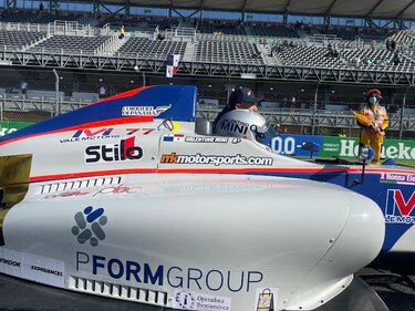 Representante panameño destaca en carrera de la Fórmula 4 de México