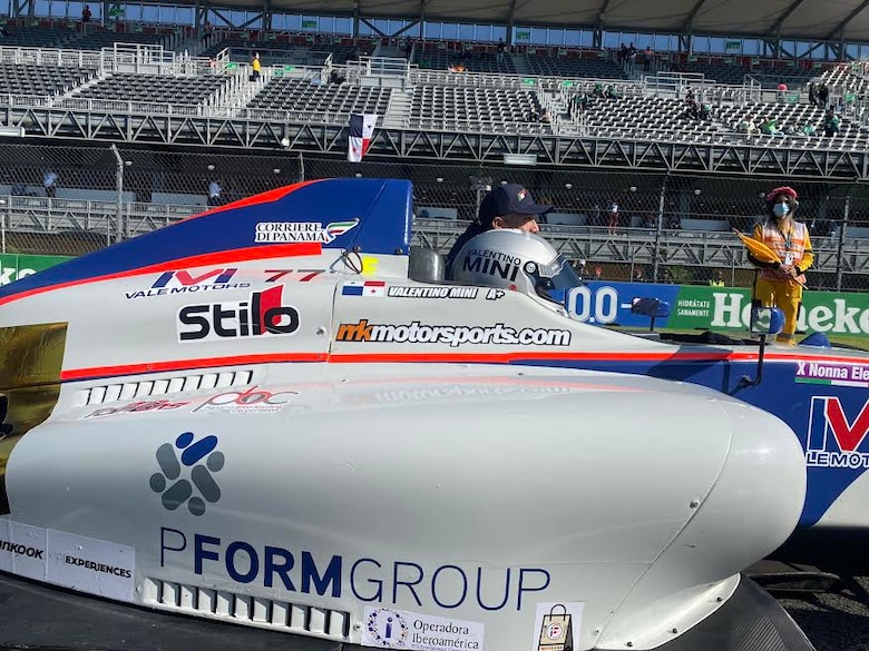 Representante panameño destaca en carrera de la Fórmula 4 de México