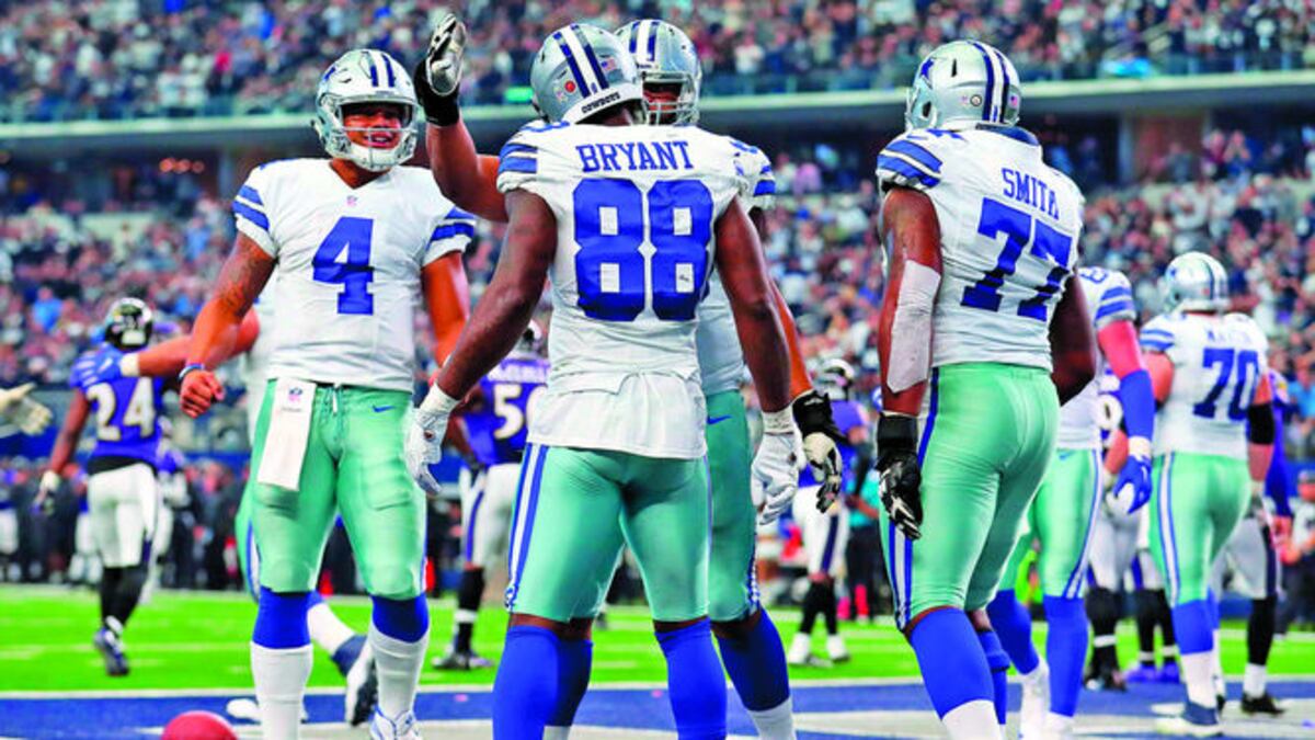 Jugadores de los Cowboys de Dallas celebran su victoria ante los Ravens de Baltimore.