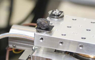 Encuentran fragmentos del tamaño de un puño del meteorito de Chebarkul