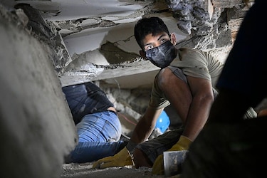 ‘Hay edificios donde no se ha removido ni una sola piedra’: crece la frustración en Venezuela mientras se desvanece la esperanza de hallar más sobrevivientes