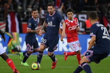 PSG gana 2-0 en Reims con doblete de Mbappé en el debut de Messi