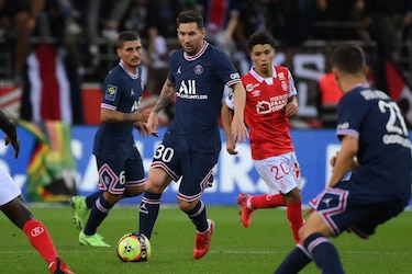PSG gana 2-0 en Reims con doblete de Mbappé en el debut de Messi