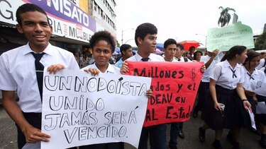 Estudiantes y docentes del Instituto Fermín Naudeau marcharon hacia la Presidencia