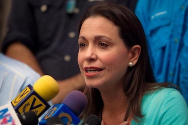 Machado niega complot y pide renuncia de Maduro