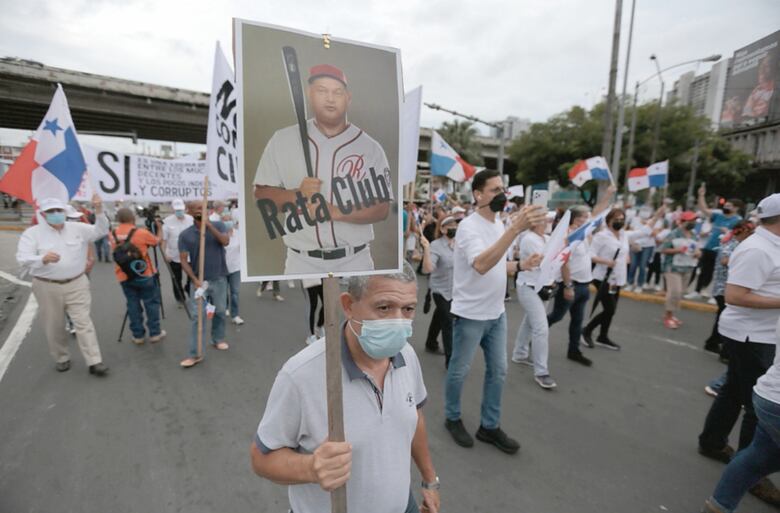‘Nos sobran ladrones’, gritaban en la protesta
