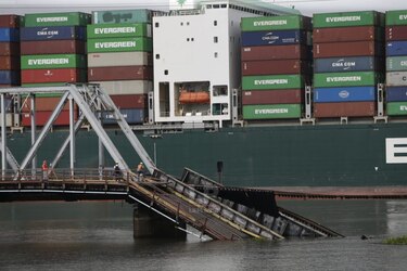Clientes del ferrocarril moverán carga por vía terrestre tras daños en el puente de Gamboa