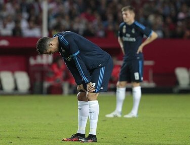 Real Madrid pierde el invicto en Sevilla y el Barça recupera el liderato