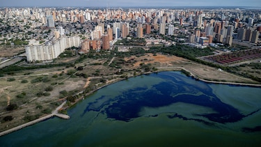 Ambientalistas alertan sobre emergencia por derrames de petróleo en el mayor lago de Venezuela