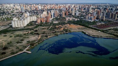 Ambientalistas alertan sobre emergencia por derrames de petróleo en el mayor lago de Venezuela
