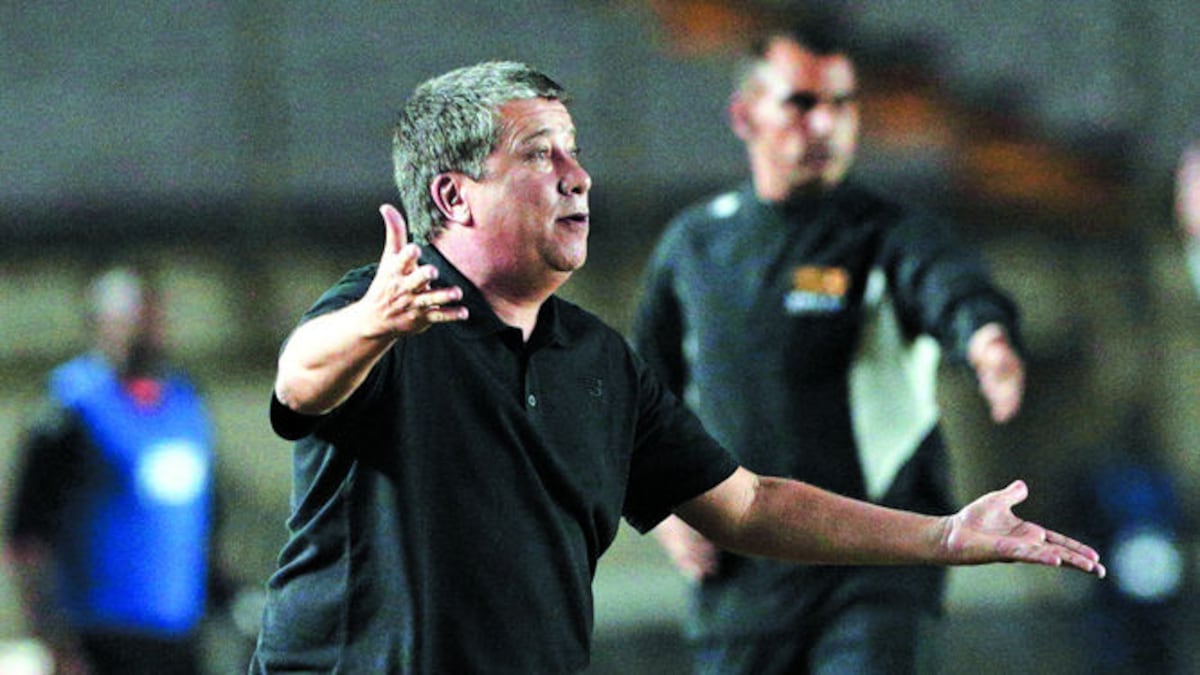 Bolillo Gómez muestra su frustración en una jugada que sus jugadores no pudieron convertir en gol.