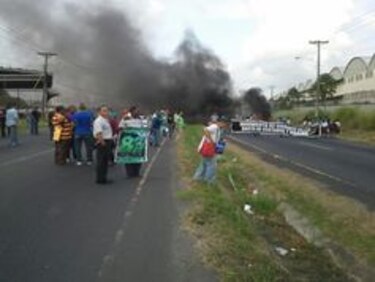 Trabajadores de la ACP cerraron por cuatro horas el acceso a Colón