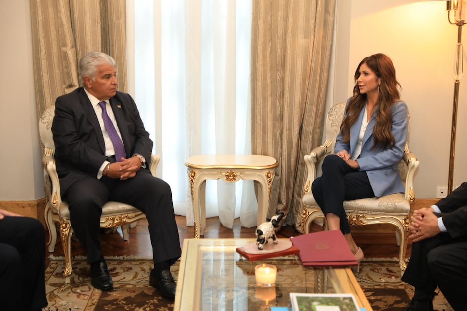 Secretaria de Seguridad de EUA llega a Panamá y se reúne con el presidente Mulino