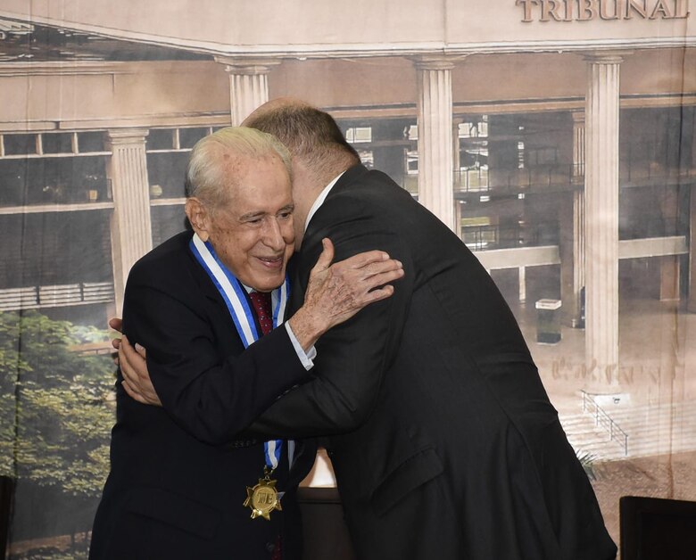 Tribunal Electoral condecora a Luis H. Moreno