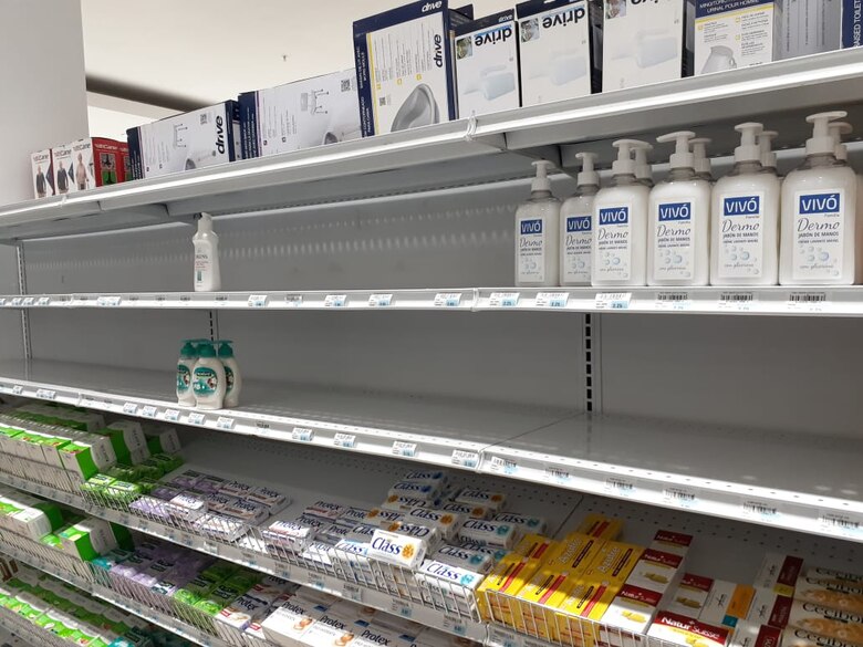 Alcohol, vitamina C y antibacteriales se agotan; comercios abarrotados