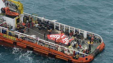 Izan la cola del avión de AirAsia, pero no hay cajas negras