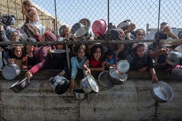Los asaltos a los camiones con ayuda en Gaza se extienden entre una población desesperada