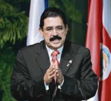 Manuel Zelaya denuncia concentración de medios