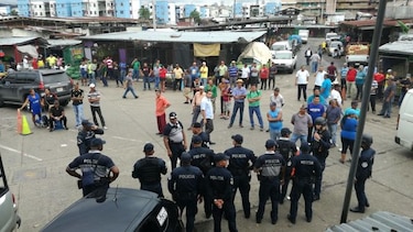 Comerciantes informales reabren acceso al Mercado de Abastos