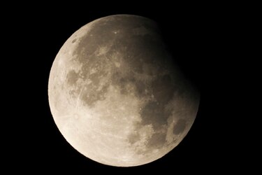 El eclipse lunar parcial de septiembre deja imágenes inolvidables