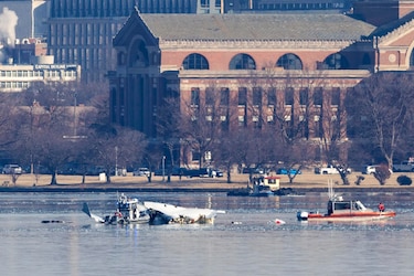 Recuperan las principales piezas del avión y el helicóptero que colisionaron en Washington