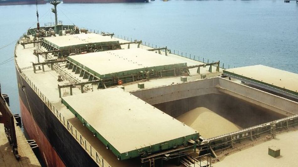 Barco llega a China con soja estadounidense