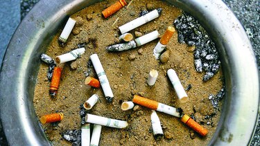 Conferencia por cigarrillos con paquete neutro