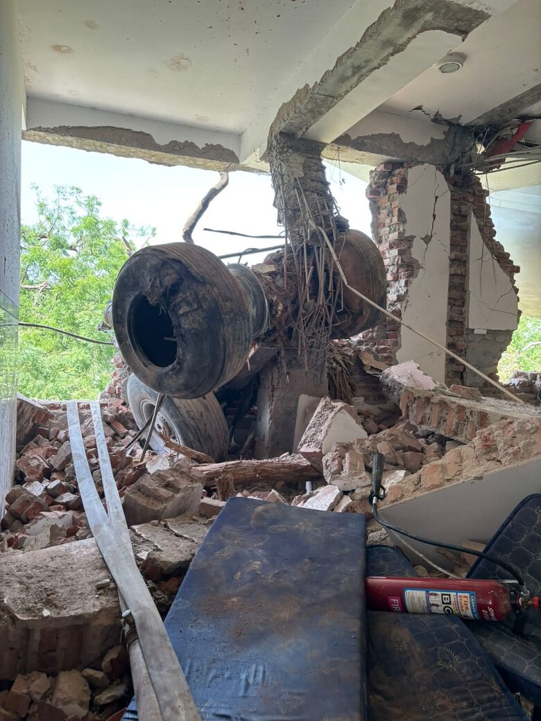 En el avión siniestrado en la India viajaban 169 indios, 53 británicos y 7 portugueses