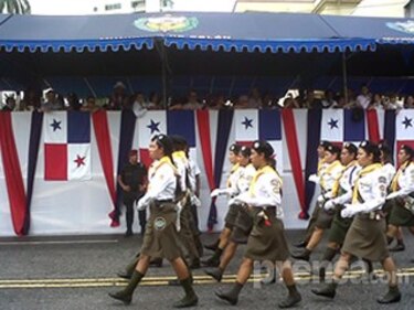 Desfile de Colón empieza con dos horas de retraso