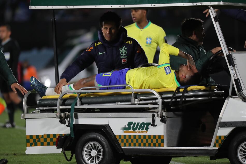Neymar dice que ya está concentrado en su recuperación tras la cirugía en la rodilla
