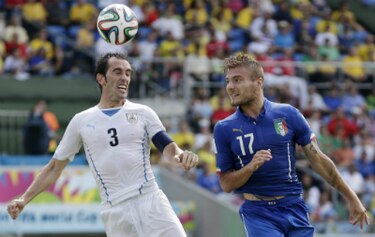 Uruguay gana a Italia y avanza a segunda ronda