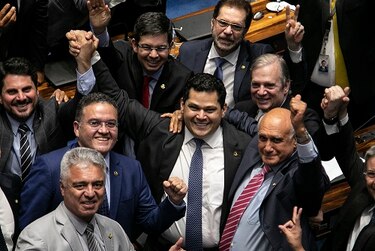 Senado de Brasil elige como presidente a aliado de Bolsonaro