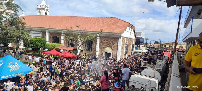 Tableños reciben el nuevo año con murga y fuegos artificiales