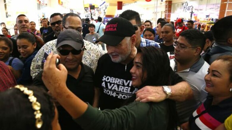 Martinelli sigue celebrando, recorre centros comerciales