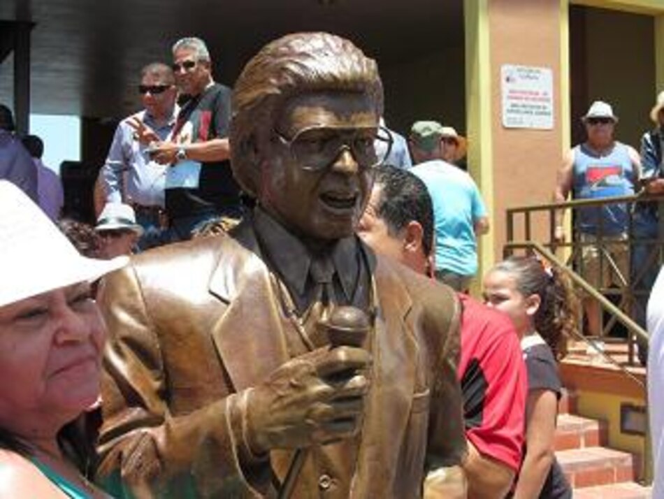 Levantan estatua dedicada a Héctor Lavoe en su pueblo puertorriqueño de Ponce