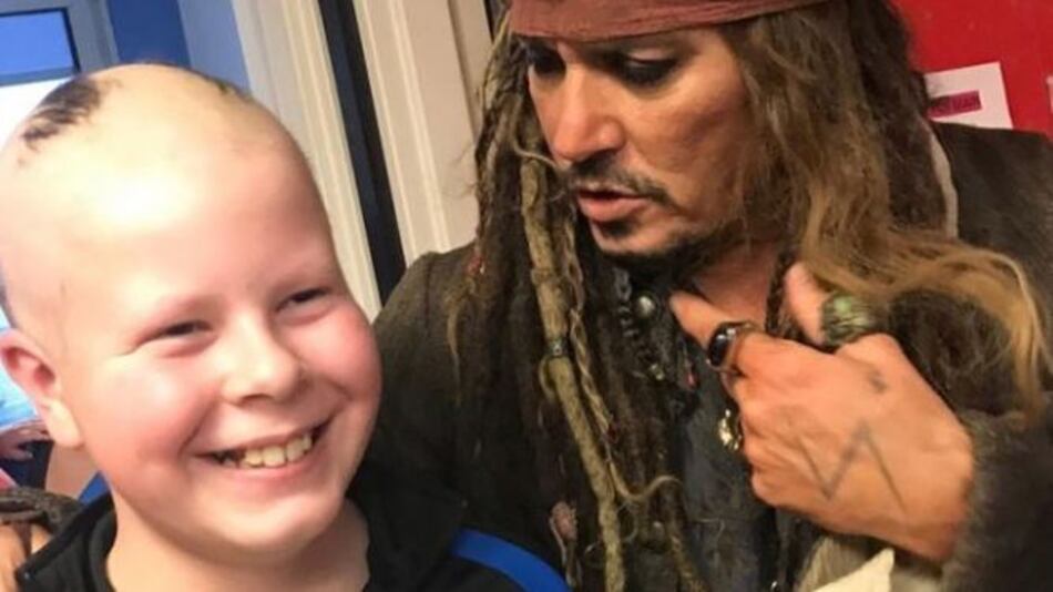 Johnny Depp visita a niños enfermos de cáncer