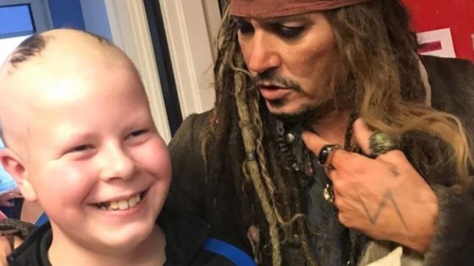 Johnny Depp visita a niños enfermos de cáncer