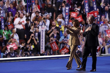 Biden entrega la antorcha a Harris: ‘Amo este trabajo, pero amo más a mi país’