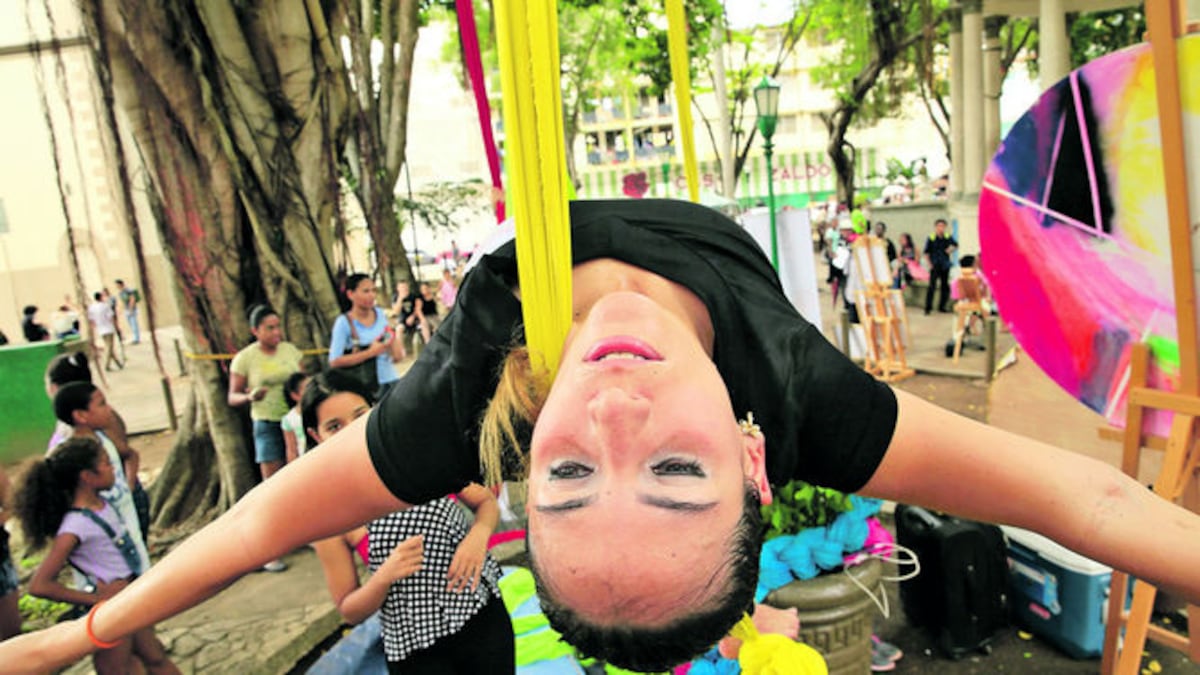 El Parque de Santa Ana fue la sede de una feria de arte con pinturas, música en directo y danza aérea.