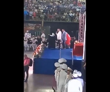 Abuchean al diputado perredista Héctor Brands en una ceremonia de graduación del Instituto Nacional