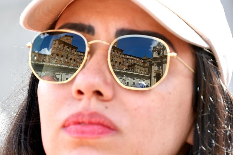 Segunda fumata negra, resignación en la plaza y disposición a volver